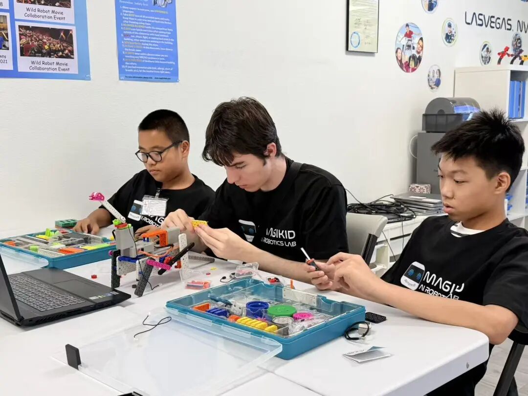 Kids building snail robots